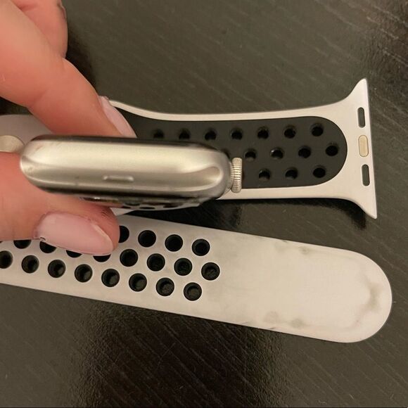 Silver aluminum Nike Apple Watch Series 5 - Picture 5 of 9